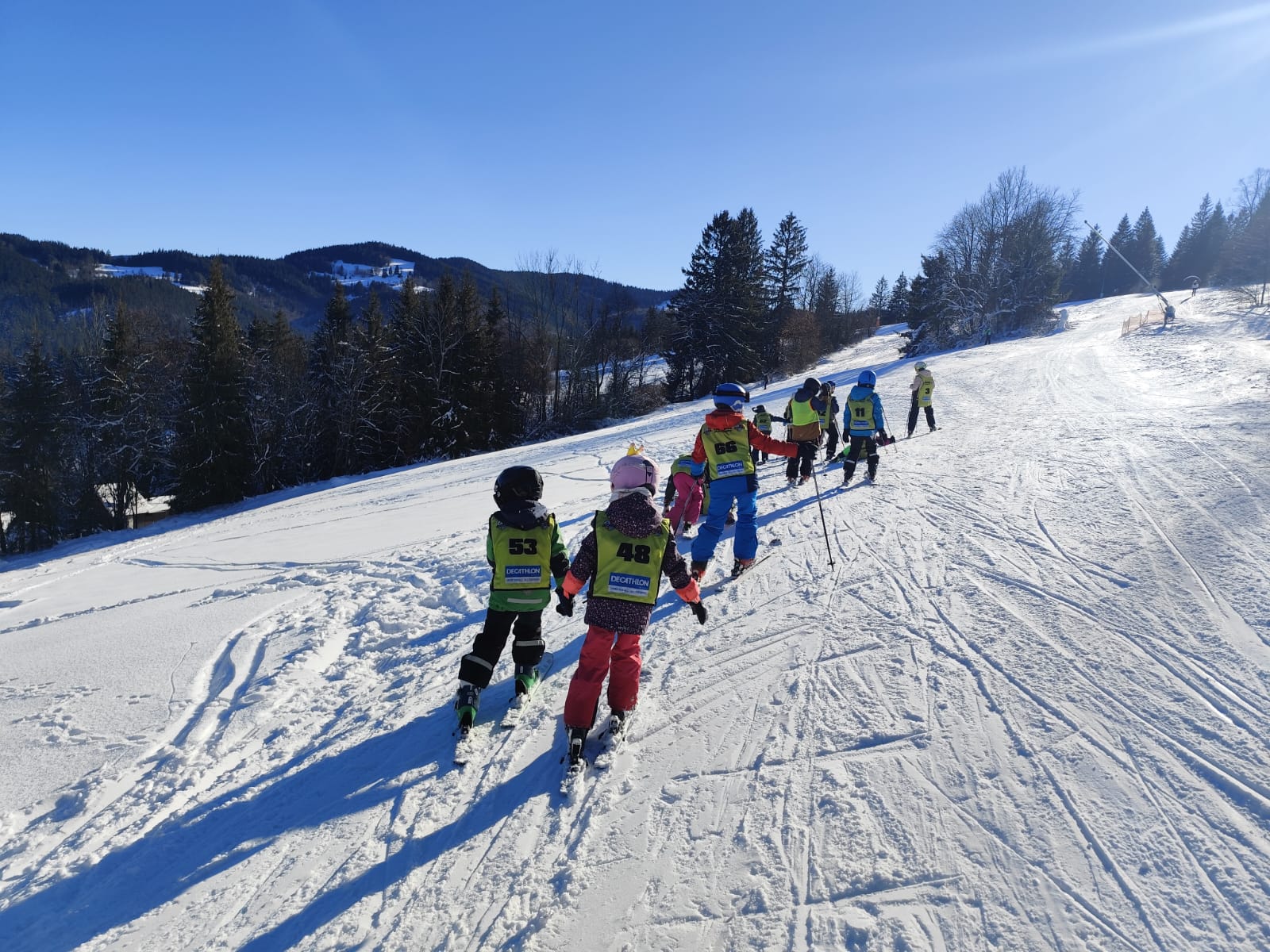 Třetí výjezd Víkendové školy lyžování a snowboardingu: Slunce, sníh a dobrodružství! Třetí výjezd Víkendové školy lyžování a snowboardingu: Slunce, sníh a dobrodružství!